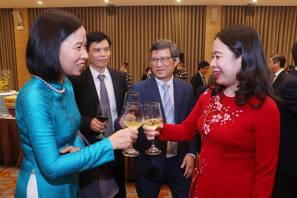 Phó Chủ tịch nước Võ Thị Ánh Xuân và Tổng Giám đốc TTXVN Vũ Việt Trang và các đại biểu dự buổi lễ. (Ảnh: Lâm Khánh/TTXVN)