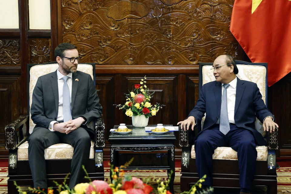 Chủ tịch nước Nguyễn Xuân Phúc tiếp Đại sứ Liên hiệp Vương quốc Anh và Bắc Ireland Iain Frew. (Ảnh: Thống Nhất/TTXVN)