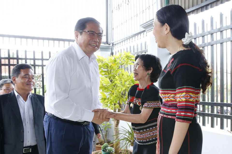 Thủ tướng Phạm Minh Chính thăm, tặng quà thương binh mất sức 41% Y Thu tại phường Trà Bá, thành phố Pleiku, tỉnh Gia Lai. (Ảnh: Văn Điệp/TTXVN)