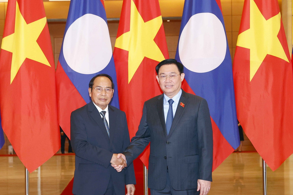 Chủ tịch Quốc hội Vương Đình Huệ và Thường trực Ban Bí thư Lào Bounthong Chitmany chụp ảnh chung. (Ảnh: Doãn Tấn/TTXVN)