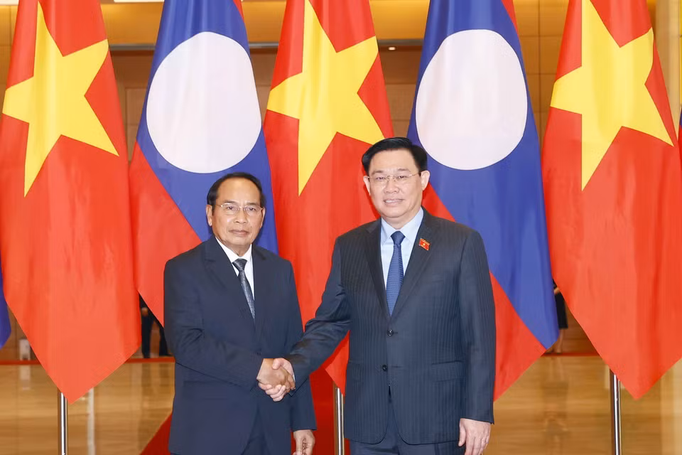 Chủ tịch Quốc hội Vương Đình Huệ và Thường trực Ban Bí thư Lào Bounthong Chitmany chụp ảnh chung. (Ảnh: Doãn Tấn/TTXVN)