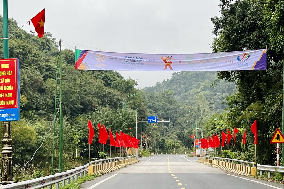  Cờ phướn, panô đã được treo tại các địa điểm thi đấu và dọc các tuyến đường chính. (Ảnh: Thanh Vân/TTXVN)