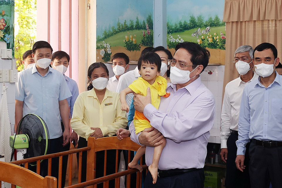  Thủ tướng Phạm Minh Chính bé em bé đang được chăm sóc tại Trung tâm bảo trợ trẻ tàn tật mồ côi Thị Nghè. (Ảnh: Dương Giang/TTXVN)