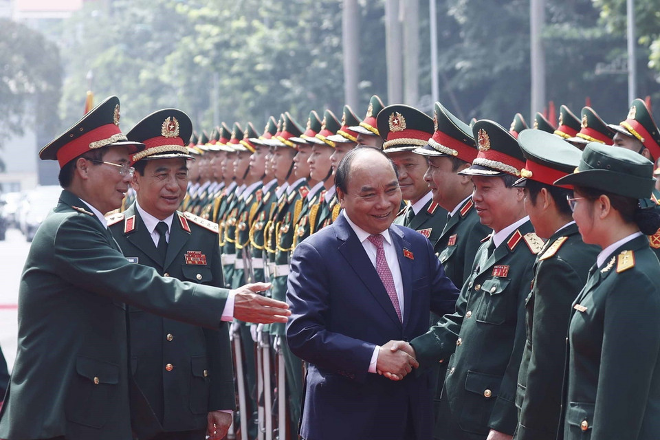 Chủ tịch nước Nguyễn Xuân Phúc với lãnh đạo Bộ Quốc phòng và các sỹ quan chỉ huy của Binh đoàn 11. (Ảnh: Thống Nhất/TTXVN)