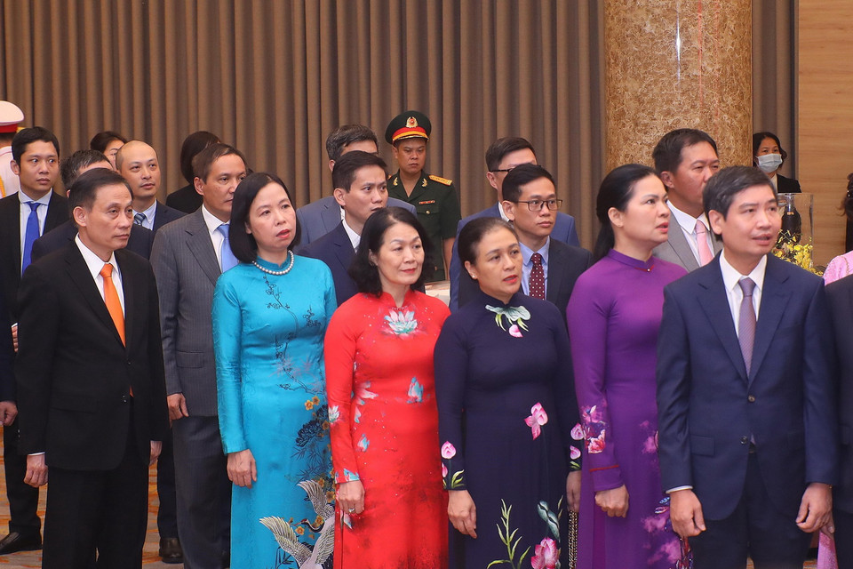 Các đại biểu thực hiện nghi thức chào cờ tại buổi lễ. (Ảnh: Lâm Khánh/TTXVN)