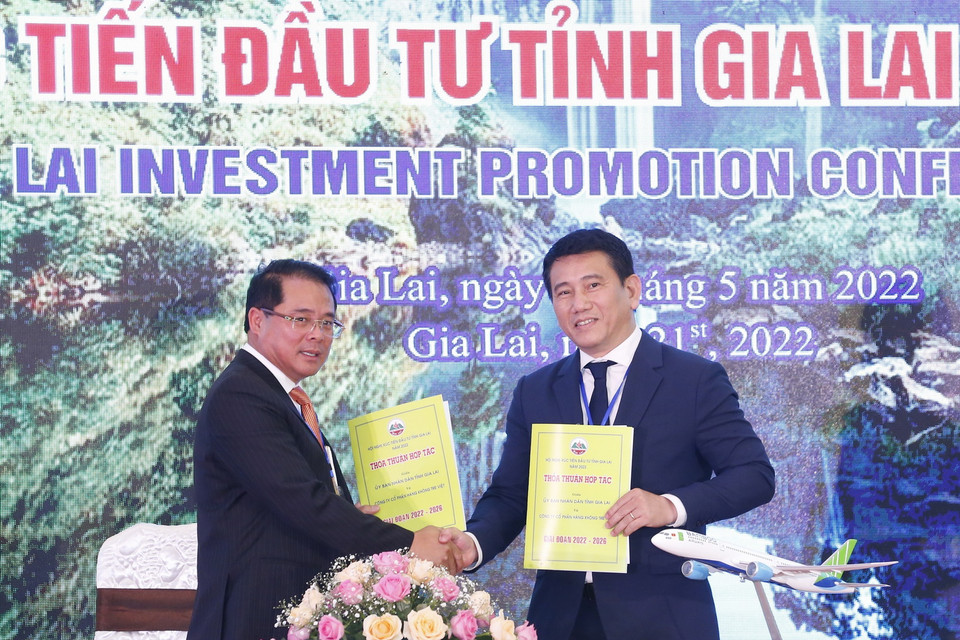 Ký thỏa thuận hợp tác giữa UBND tỉnh Gia Lai và Công ty Cổ phần Hàng không Tre Việt. (Ảnh: Văn Điệp/TTXVN)