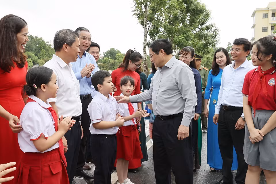 Thủ tướng cùng giáo viên, học sinh cụm liên trường thành phố Lào Cai. (Ảnh: Dương Giang/TTXVN)