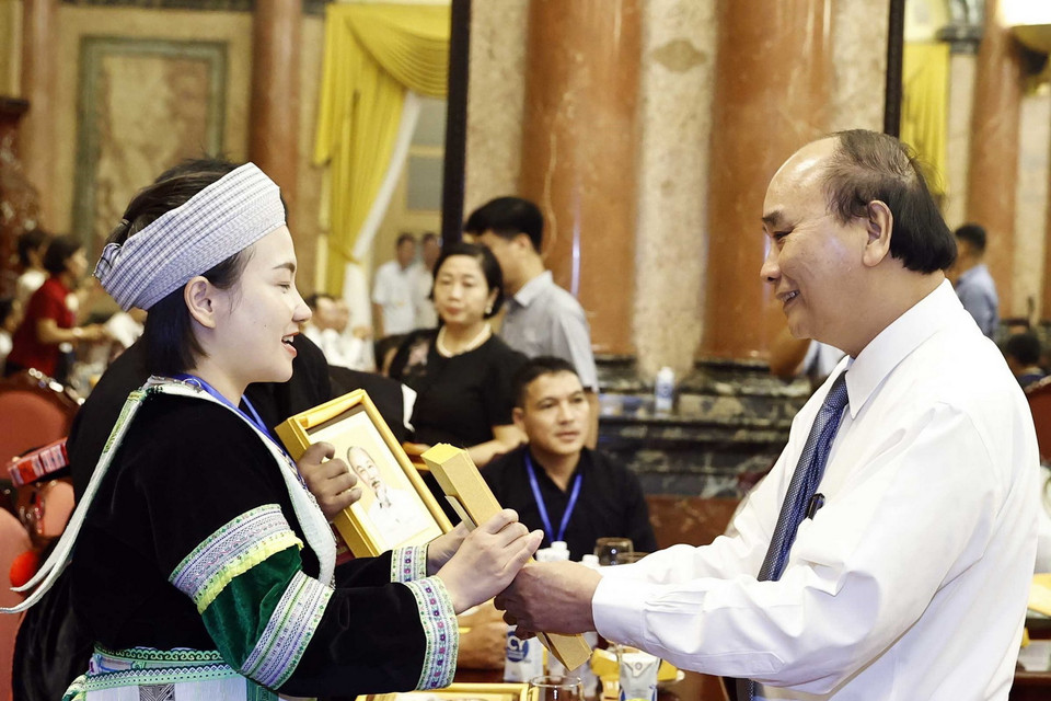 Chủ tịch nước Nguyễn Xuân Phúc tặng chân dung Chủ tịch Hồ Chí Minh cho các đại biểu. (Ảnh: Thống Nhất/TTXVN)