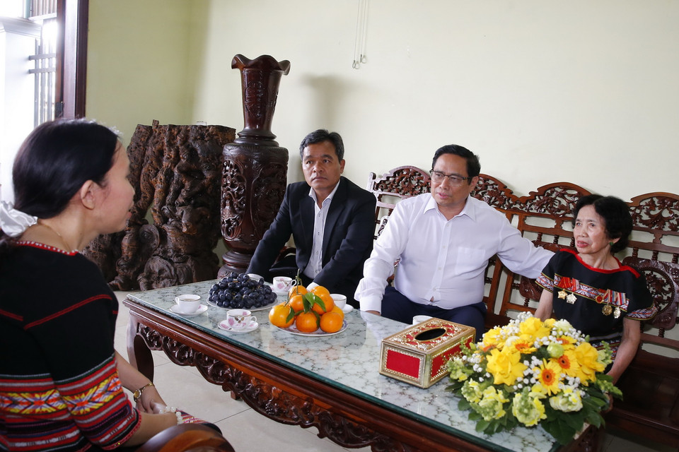 Thủ tướng Phạm Minh Chính và thương binh mất sức 41% Y Thu tại phường Trà Bá, thành phố Pleiku, tỉnh Gia Lai. (Ảnh: Văn Điệp/TTXVN)