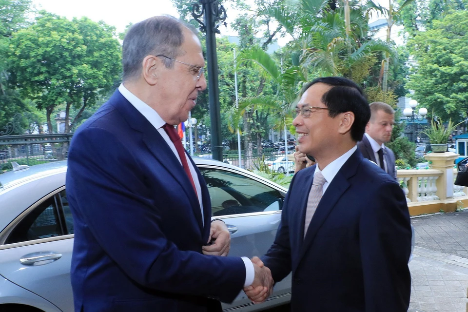 Bộ trưởng Ngoại giao Bùi Thanh Sơn đón Bộ trưởng Ngoại giao Nga Sergey Lavrov. (Ảnh: Lâm Khánh/TTXVN)