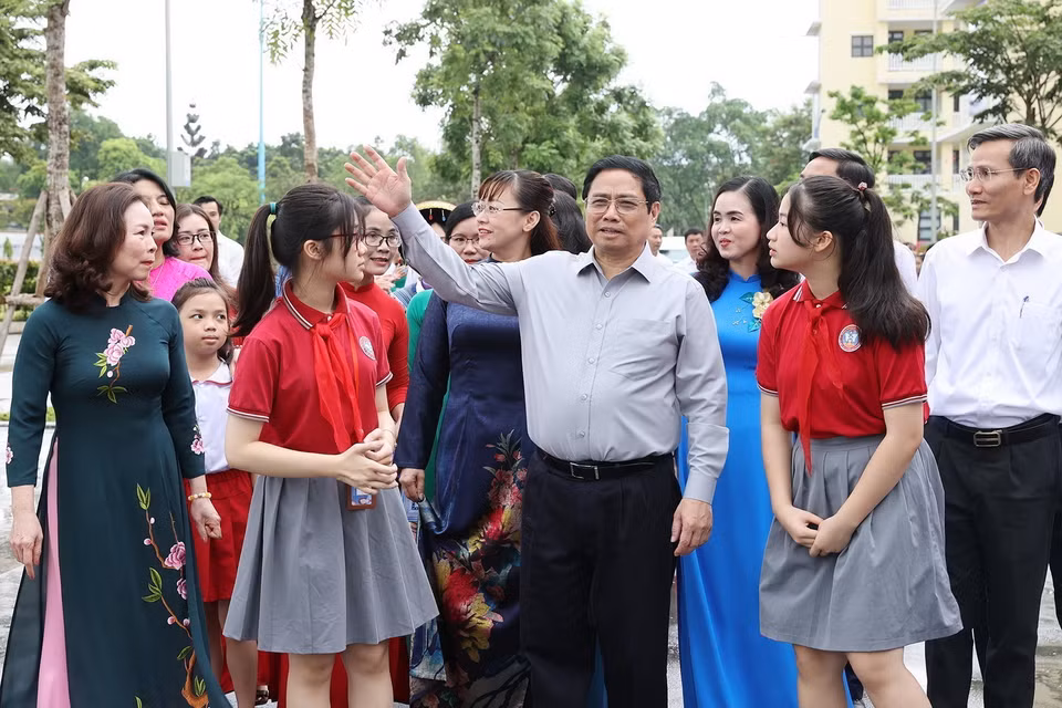Thủ tướng Phạm Minh Chính với giáo viên, học sinh cụm liên trường thành phố Lào Cai. (Ảnh: Dương Giang/TTXVN)