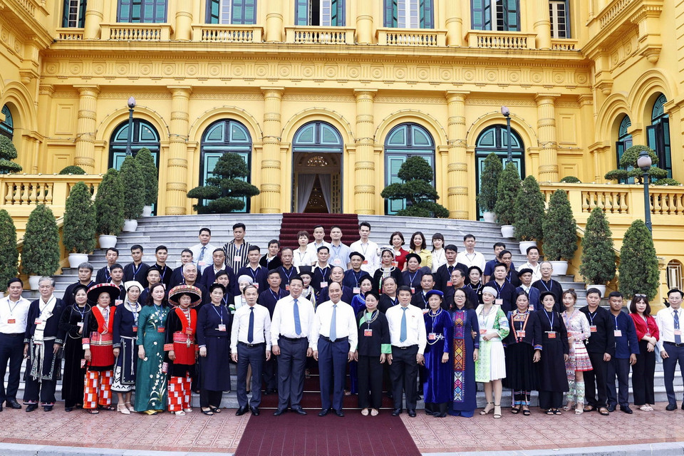 Chủ tịch nước Nguyễn Xuân Phúc chụp ảnh chung với Đoàn đại biểu dân tộc thiểu số tiêu biểu tỉnh Cao Bằng. (Ảnh: Thống Nhất/TTXVN)