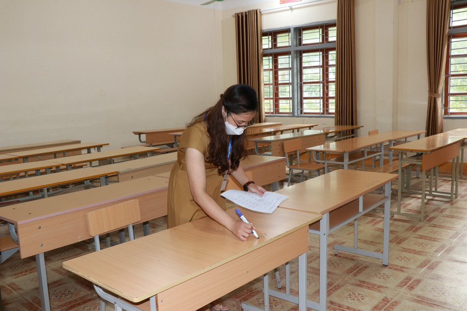 Cán bộ coi thi đánh số báo danh tại điểm thi trưởng Phổ thông dân tộc nội trú tỉnh Sơn La. (Ảnh: Hữu Quyết/TTXVN)