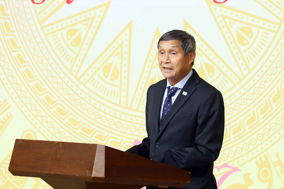 Huấn luyện viên trưởng Đội tuyển Bóng đá Nữ Việt Nam Mai Đức Chung báo cáo thành tích với Thủ tướng Phạm Minh Chính. (Ảnh: Phạm Kiên/TTXVN)