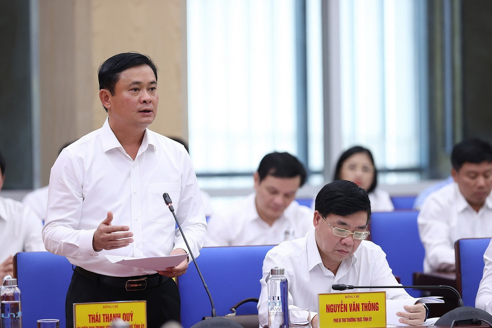 Bí thư Tỉnh uỷ Nghệ An Thái Thanh Quý báo cáo tình hình kinh tế-xã hội của tỉnh. (Ảnh: Dương Giang/TTXVN)