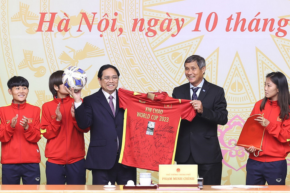  Huấn luyện viên Mai Đức Chung và các cầu thủ Đội tuyển Nữ Việt Nam tặng quà lưu niệm cho Thủ tướng Phạm Minh Chính. (Ảnh: Dương Giang/TTXVN)