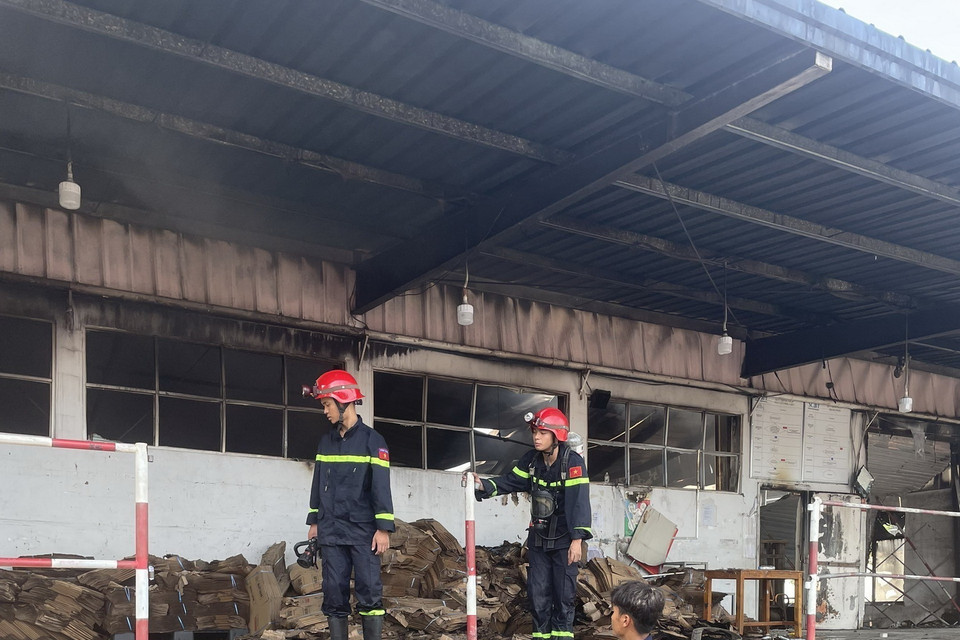  Lực lượng cứu hộ triển khai làm nguội, tiến hành kiểm tra thống kế thiệt hại và nguyên nhân vụ cháy. (Ảnh: Mai Trang/TTXVN)