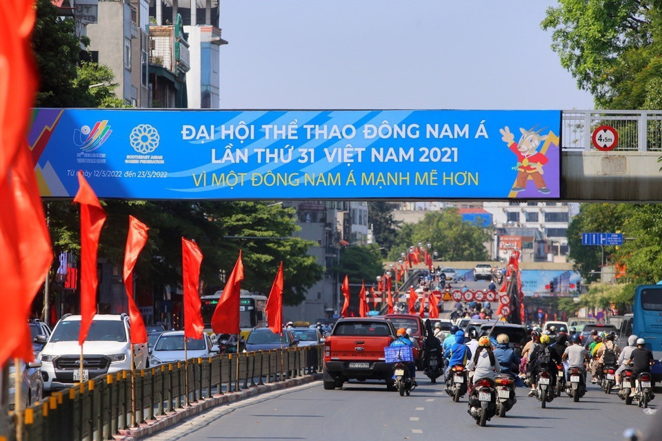 Pano tuyên truyền SEA Games 31 trên cầu vượt đi bộ tại phố Tây Sơn. (Ảnh: Tuấn Đức/TTXVN)
