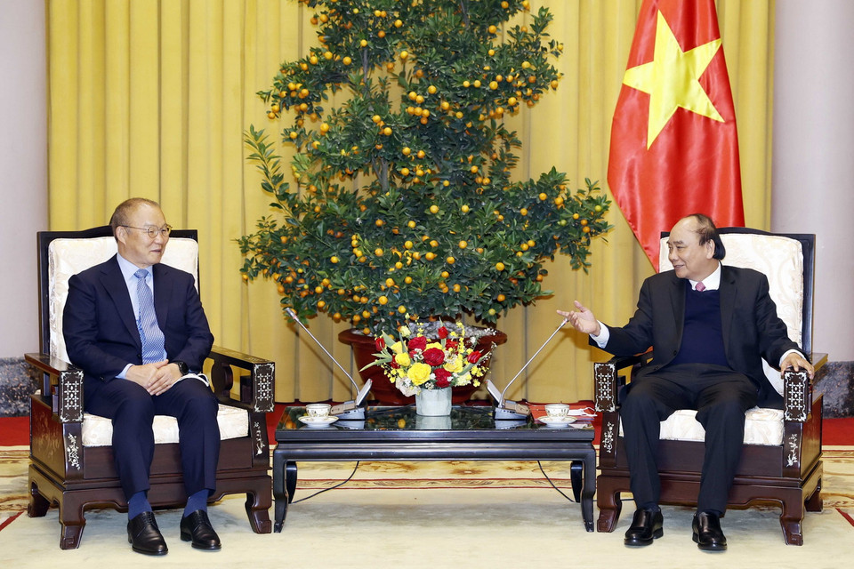 Chủ tịch nước Nguyễn Xuân Phúc tiếp ông Park Hang-seo nói chuyện thân mật. (Ảnh: Thống Nhất/TTXVN)