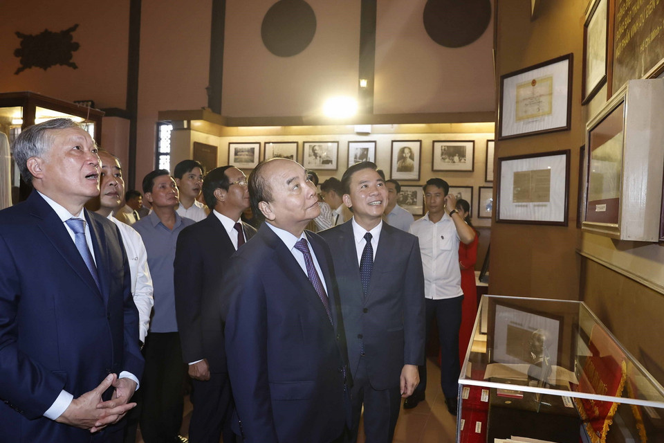 Chủ tịch nước Nguyễn Xuân Phúc thăm quan Khu văn hóa tưởng niệm Bác Hồ tại Thanh Hóa. (Ảnh: Thống Nhất/TTXVN) 