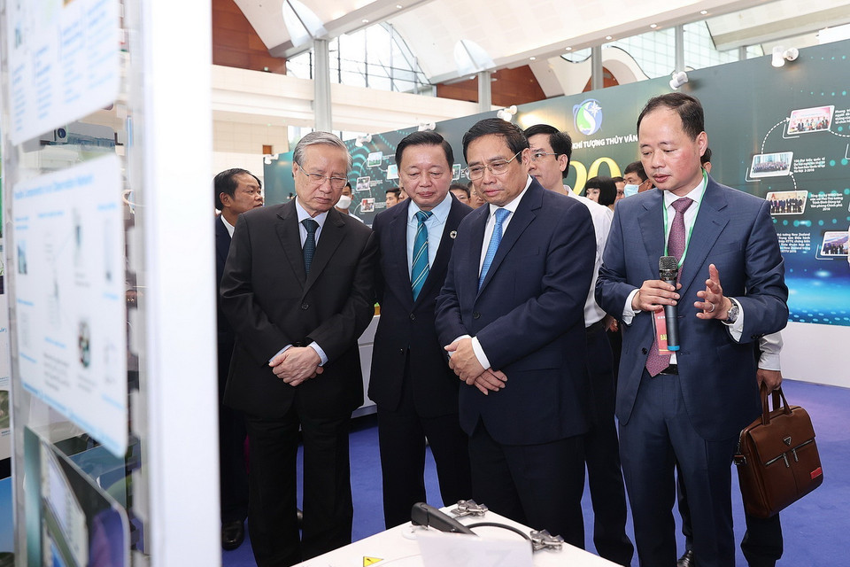 Thủ tướng Phạm Minh Chính thăm trưng bày các ứng dụng công nghệ về bảo vệ tài nguyên và môi trường. (Ảnh: Dương Giang/TTXVN)