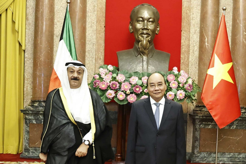 Chủ tịch nước Nguyễn Xuân Phúc chụp ảnh chung với Đại sứ Kuwait Yousef Ashour Al-Sabbagh. (Ảnh: Thống Nhất/TTXVN)