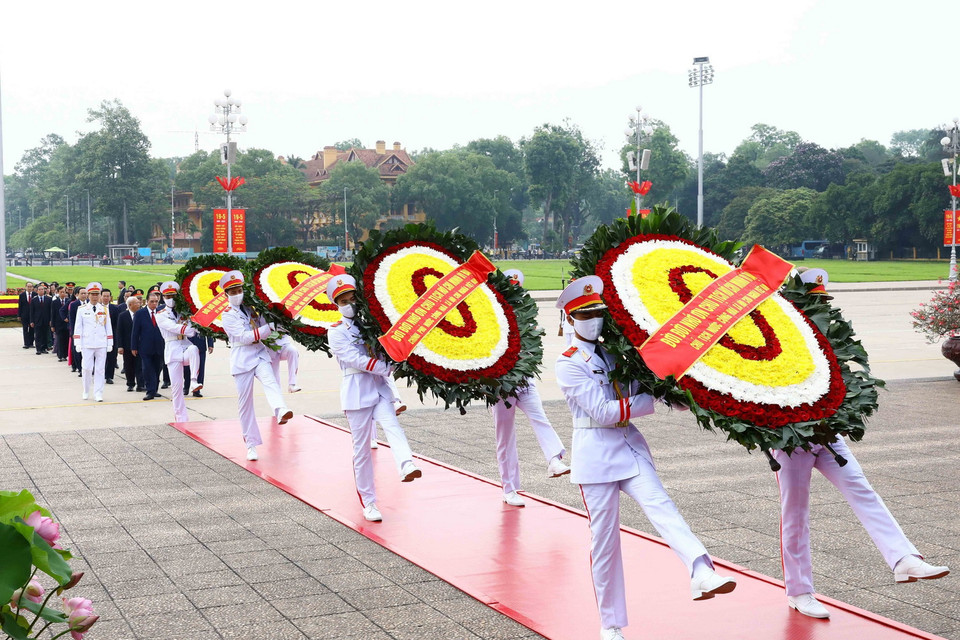  Sáng 19/5, các vị lãnh đạo Đảng, Nhà nước và các đại biểu đặt vòng hoa và vào Lăng viếng Chủ tịch Hồ Chí Minh. (Ảnh: An Đăng/TTXVN)