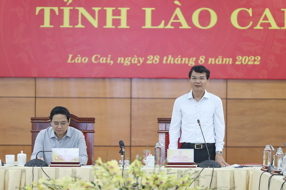 Bí thư Tỉnh ủy Lào Cai Đặng Xuân Phong báo cáo tình hình kinh tế-xã hội của địa phương. (Ảnh: Dương Giang/TTXVN)