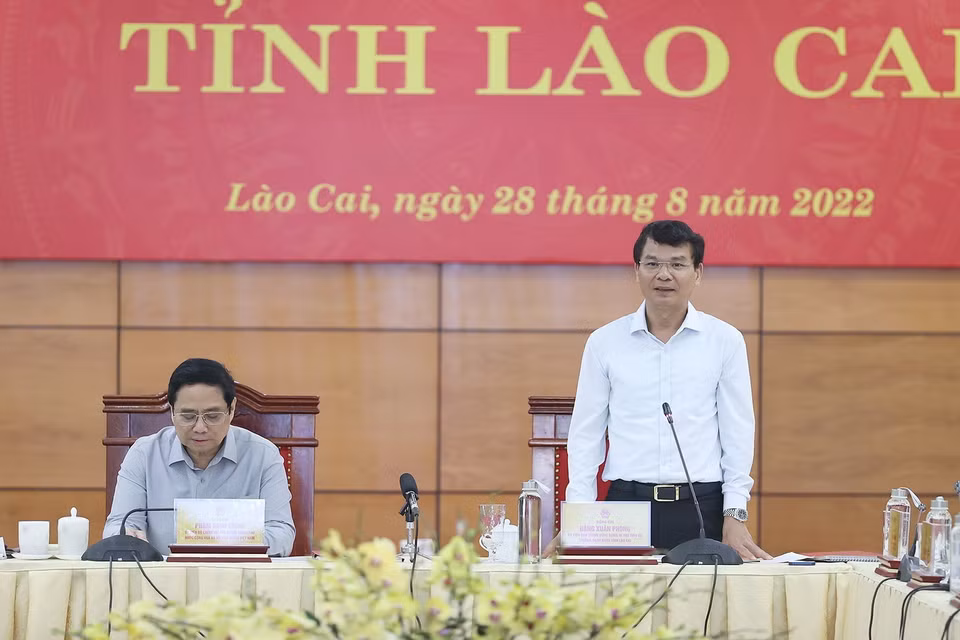Bí thư Tỉnh ủy Lào Cai Đặng Xuân Phong báo cáo tình hình kinh tế-xã hội của địa phương. (Ảnh: Dương Giang/TTXVN)