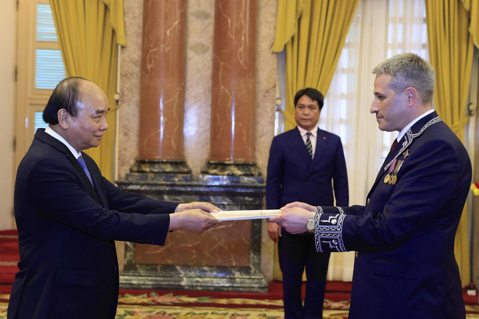 Chủ tịch nước Nguyễn Xuân Phúc tiếp nhận Quốc thư của Đại sứ Belarus Uladzimir Baravikov. (Ảnh: Thống Nhất/TTXVN) 