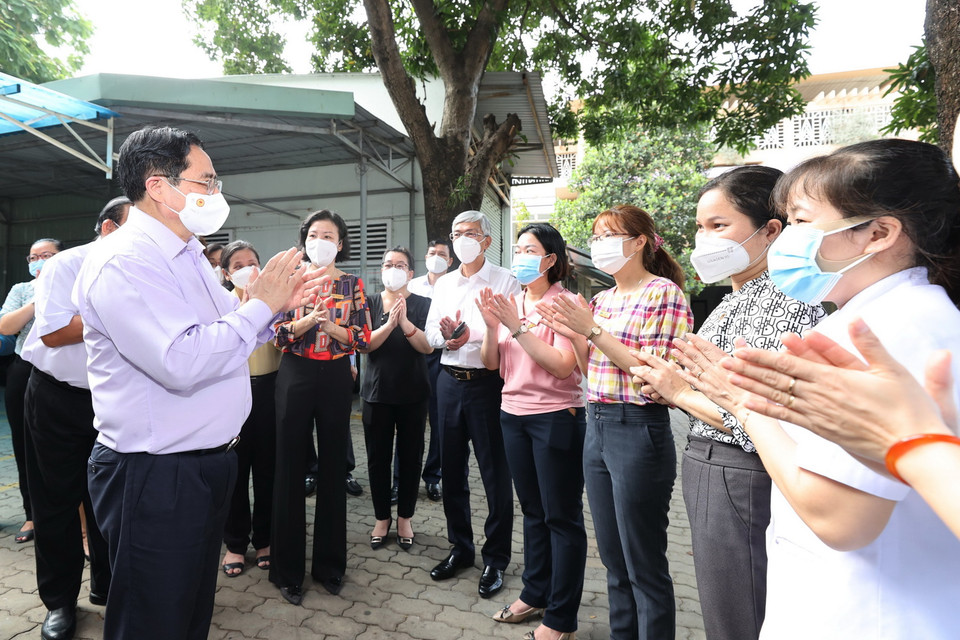  Thủ tướng Phạm Minh Chính động viên cán bộ, nhân viên Trung tâm Bảo trợ trẻ tàn tật mồ côi Thị Nghè. (Ảnh: Dương Giang/TTXVN)