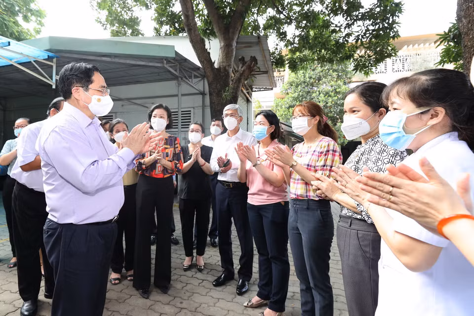  Thủ tướng Phạm Minh Chính động viên cán bộ, nhân viên Trung tâm Bảo trợ trẻ tàn tật mồ côi Thị Nghè. (Ảnh: Dương Giang/TTXVN)