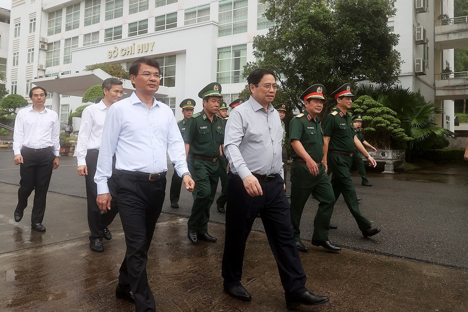 Thủ tướng thăm Bộ Chỉ huy Bộ đội Biên phòng tỉnh Lào Cai. (Ảnh: Dương Giang/TTXVN)