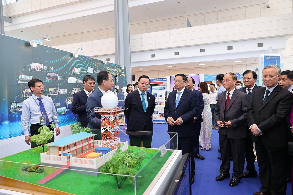 Thủ tướng thăm gian trưng bày các ứng dụng công nghệ về bảo vệ tài nguyên và môi trường. (Ảnh: Dương Giang/TTXVN)