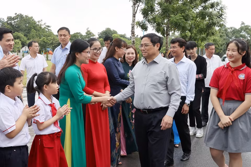 Thủ tướng và giáo viên, học sinh cụm liên trường thành phố Lào Cai. (Ảnh: Dương Giang/TTXVN)