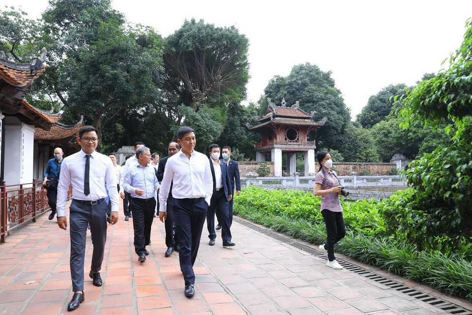 Chủ tịch Quốc hội Singapore tham quan Văn Miếu-Quốc Tử Giám. (Ảnh: Văn Điệp/TTXVN)