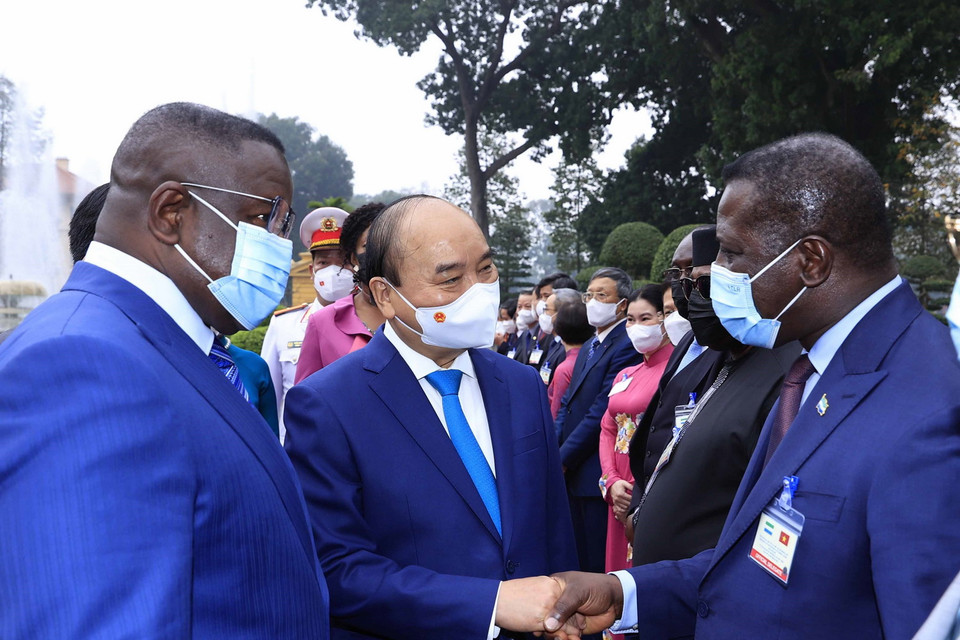 Chủ tịch nước Nguyễn Xuân Phúc gặp gỡ các thành viên Đoàn đại biểu cấp cao Cộng hòa Sierra Leone tham dự Lễ đón. (Ảnh: Thống Nhất/TTXVN) 