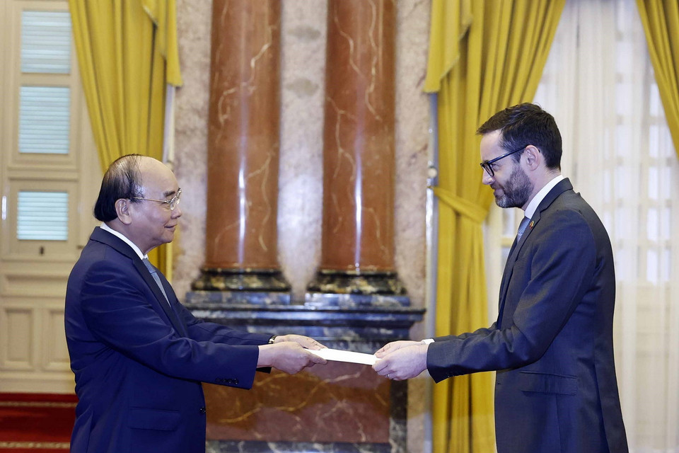 Chủ tịch nước Nguyễn Xuân Phúc nhận Quốc thư từ Đại sứ Liên hiệp Vương quốc Anh và Bắc Ireland Iain Frew. (Ảnh: Thống Nhất/TTXVN)