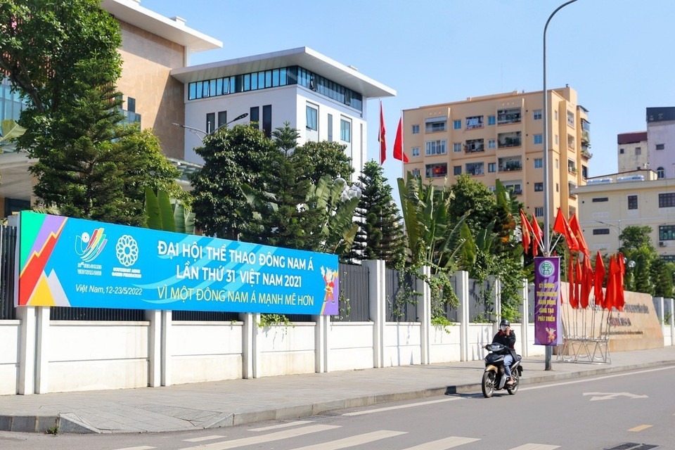 Trụ sở UBND quận Đống Đa (Hà Nội) được trang trí với các tấm pano tuyên truyền SEA Games 31. (Ảnh: Tuấn Đức/TTXVN)