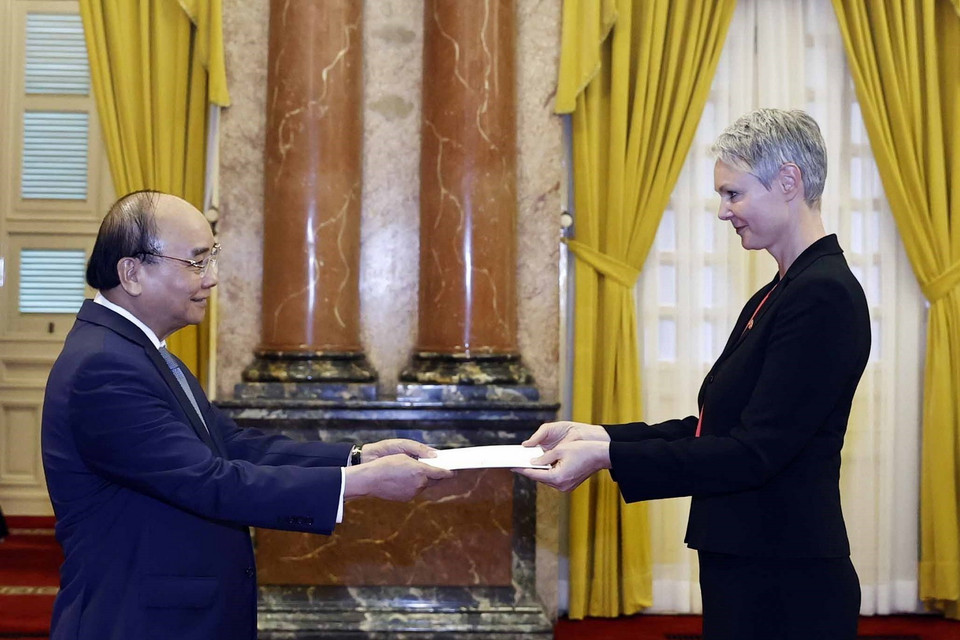 Chủ tịch nước Nguyễn Xuân Phúc nhận Quốc thư từ Đại sứ Vương quốc Na Uy Hilde Solbakken. (Ảnh: Thống Nhất/TTXVN)