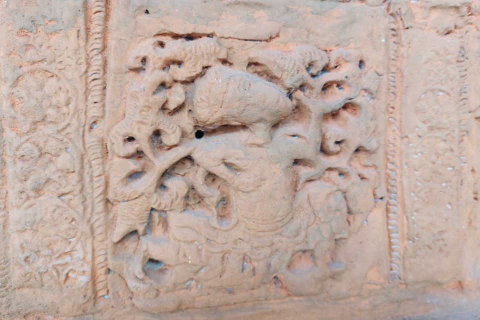 Hình tiên nữ Apsara trên phế tích đất nung được tìm thấy ở chùa Hang Úc, hiện được lưu giữ tại Bảo tàng tỉnh Yên Bái. (Ảnh: Đức Tưởng/TTXVN)