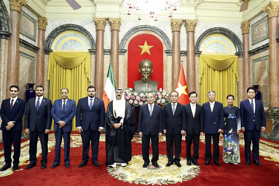 Chủ tịch nước Nguyễn Xuân Phúc chụp ảnh chung với Đại sứ Kuwait Yousef Ashour Al- Sabbagh. (Ảnh: Thống Nhất/TTXVN)
