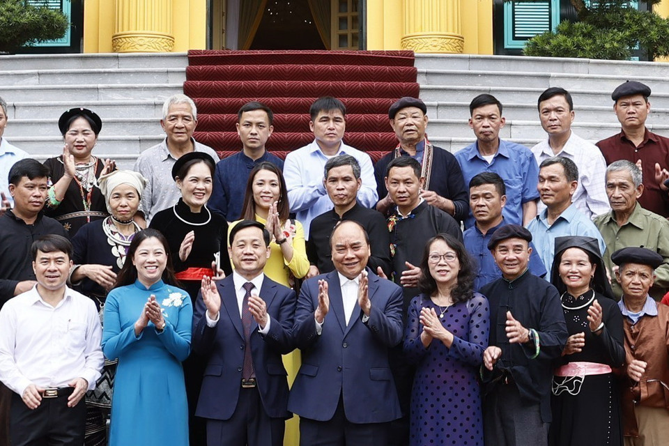 Chủ tịch nước Nguyễn Xuân Phúc chụp ảnh cùng đoàn đại biểu người có uy tín trong đồng bào dân tộc thiểu số tỉnh Tuyên Quang. (Ảnh: Thống Nhất/TTXVN)