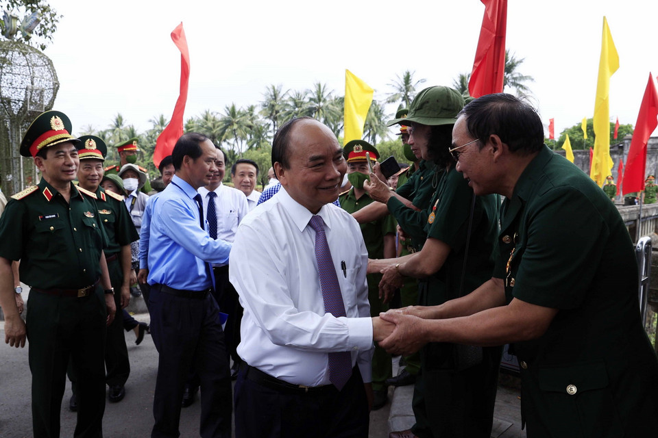 Chủ tịch nước cùng các cựu chiến binh tại Thành cổ Quảng trị. (Ảnh: Thống Nhất/TTXVN)