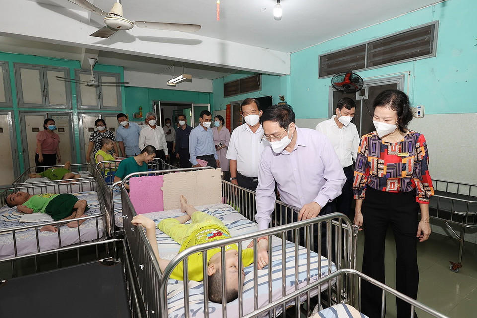  Thủ tướng Phạm Minh Chính thăm trẻ em đang được chăm sóc tại Trung tâm bảo trợ trẻ tàn tật mồ côi Thị Nghè. (Ảnh: Dương Giang/TTXVN)