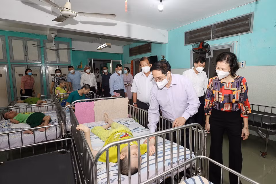  Thủ tướng Phạm Minh Chính thăm trẻ em đang được chăm sóc tại Trung tâm bảo trợ trẻ tàn tật mồ côi Thị Nghè. (Ảnh: Dương Giang/TTXVN)