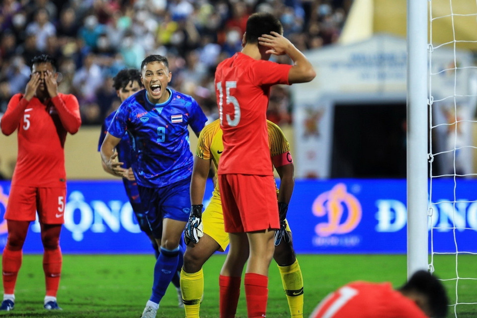 Các cầu thủ U23 Thái Lan vui mừng khi có bàn thắng thứ 2 ở phút 48 từ pha "đốt lưới nhà" của tiền vệ Ian Steward phía U23 Singapore. (Ảnh: Tuấn Anh/TTXVN)