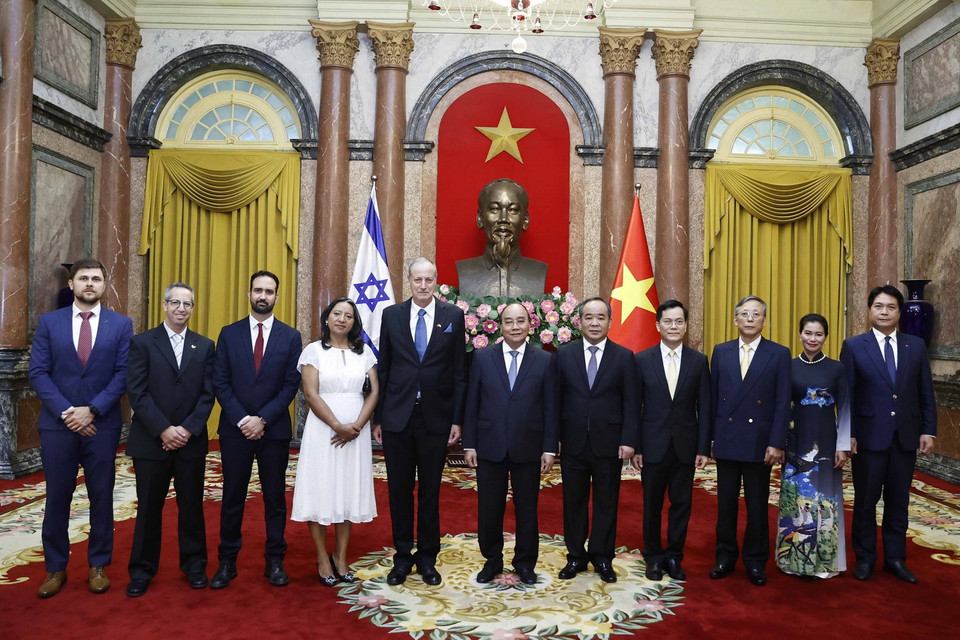 Chủ tịch nước Nguyễn Xuân Phúc chụp ảnh chung với Đại sứ Israel Yaron Mayer. (Ảnh: Thống Nhất/TTXVN)