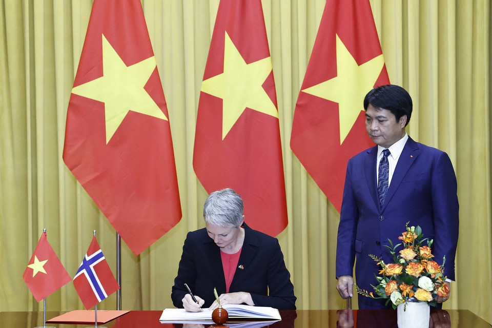 Đại sứ Vương quốc Na Uy Hilde Solbakken viết lưu bút. (Ảnh: Thống Nhất/TTXVN)