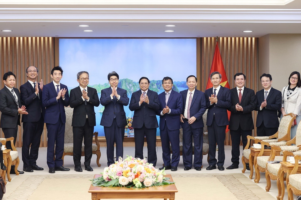 Thủ tướng Phạm Minh Chính và ông Hayashi Nobumitsu cùng các thành viên đoàn. (Ảnh: Dương Giang/TTXVN)